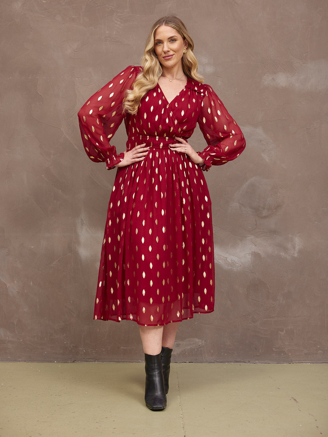 Clara Damen Midi-Wickelkleid mit Jacquardmuster und Blusenärmeln – Bordeaux