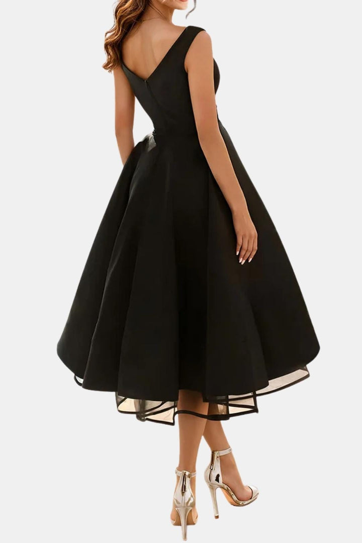 Cocktailkleid Damen mit schulterfreiem V-Halsbereich und Netzstoff-Saum in Midi-Länge