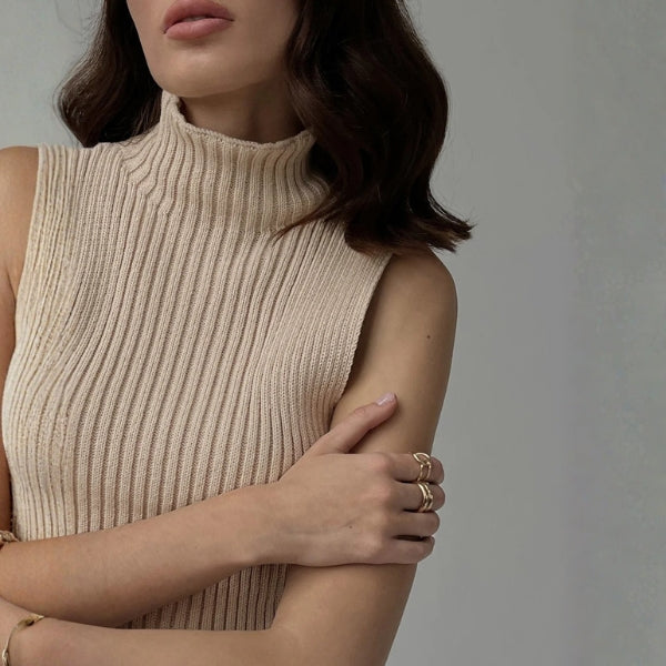 Dames mouwloze pullover met opstaande kraag en rechte zoom