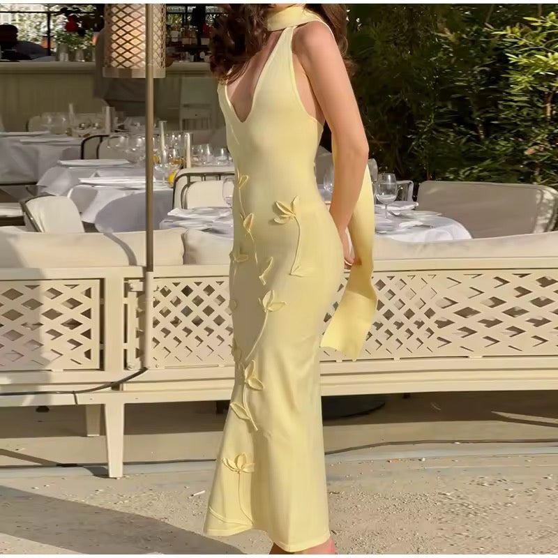 Dames mouwloze maxi-jurk met halternek en diepe V-hals met strikapplicaties