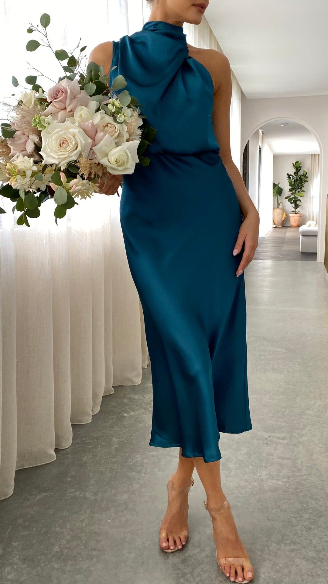 Damen Ärmelloses Midikleid mit Hohem Kragen und Drapierung in Satinoptik