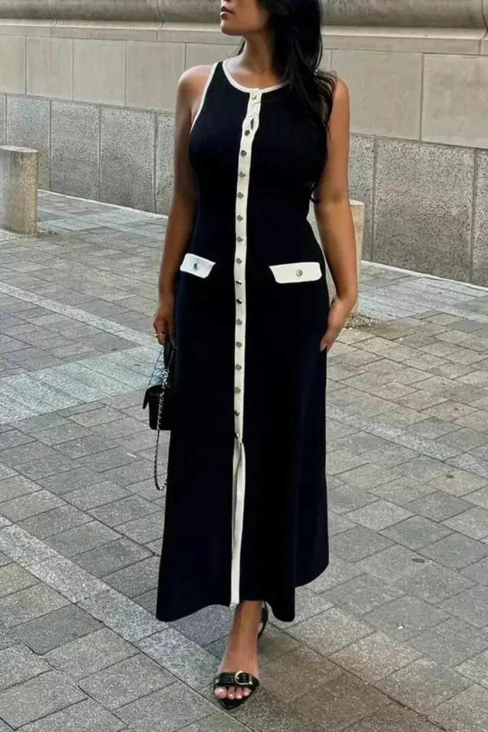 Dames mouwloze midi-jurk met ronde hals, knoopsluiting, klepzakken en contrasterende biezen