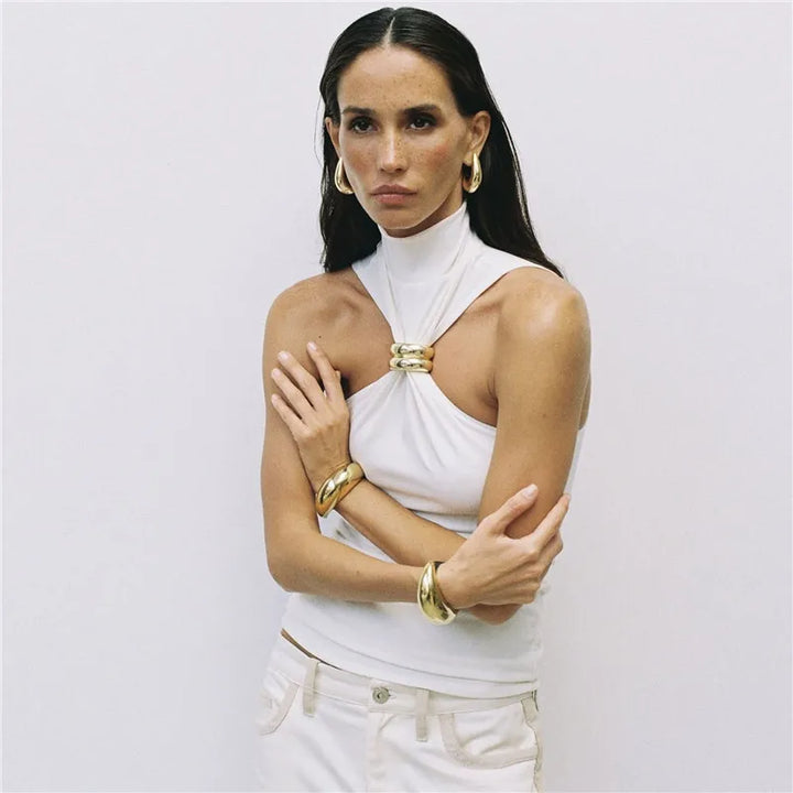 Dames mouwloze top met halter col en gouden ring