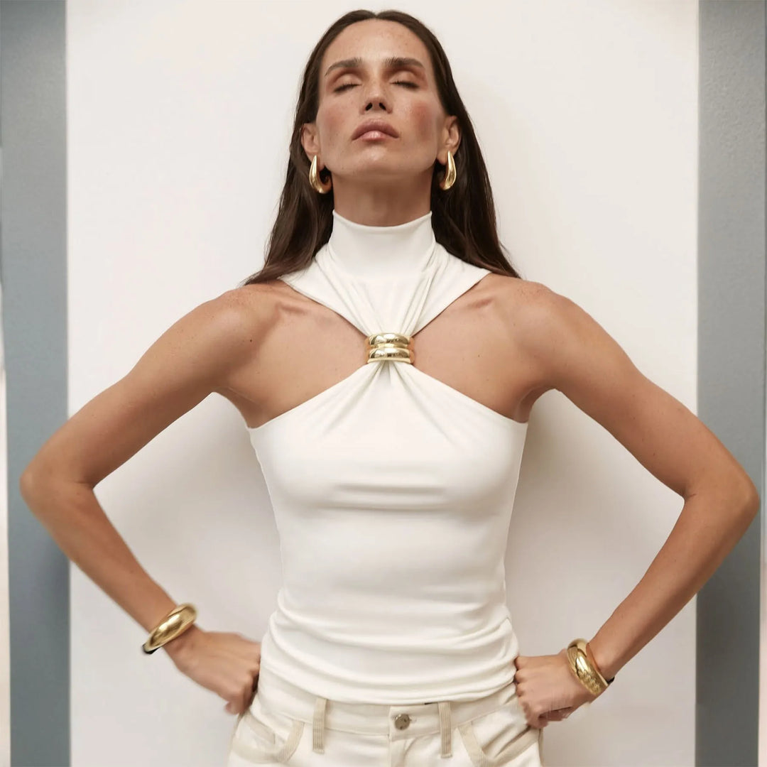 Dames mouwloze top met halter col en gouden ring