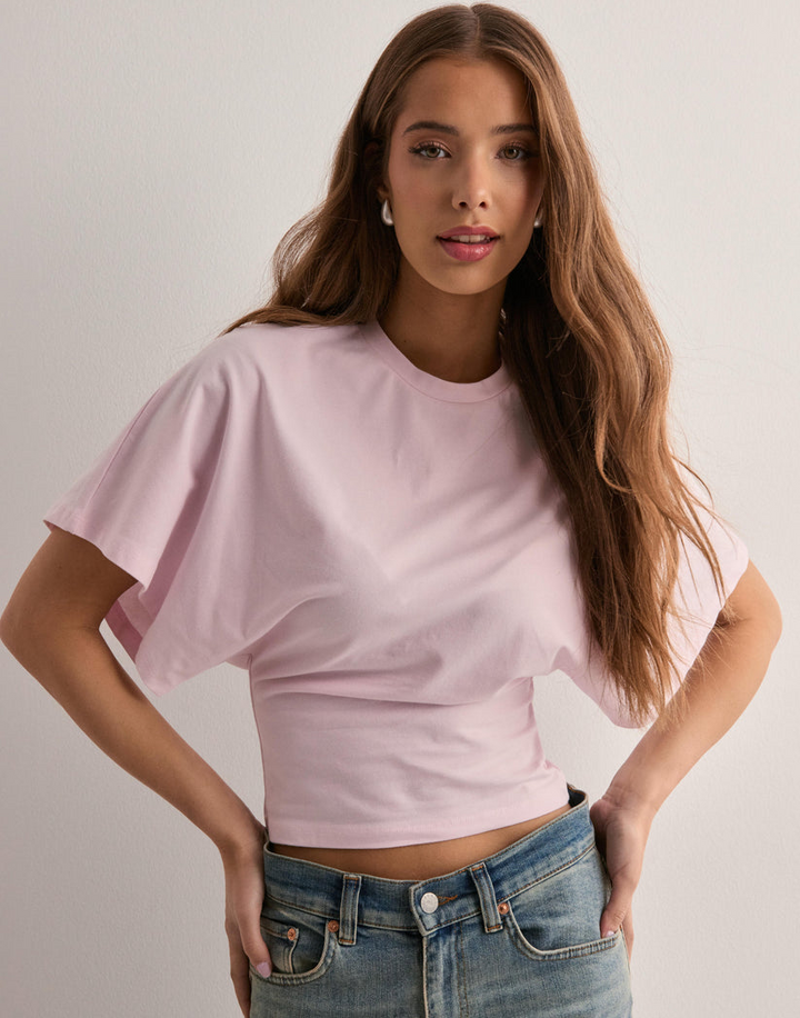 Dames crop top met wijde mouwen en ronde hals met geplooide voorkant