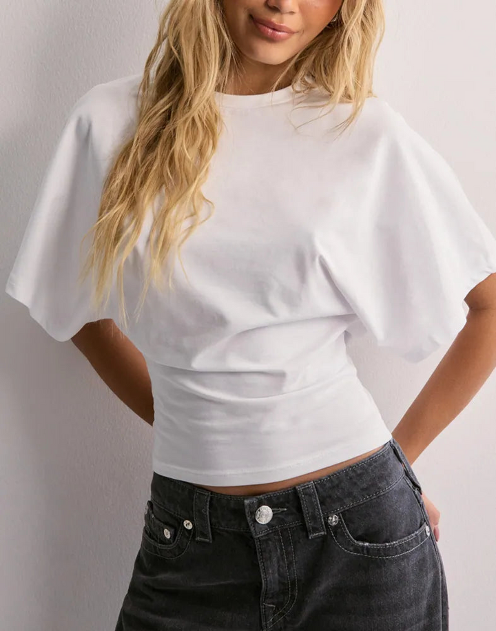 Dames crop top met wijde mouwen en ronde hals met geplooide voorkant
