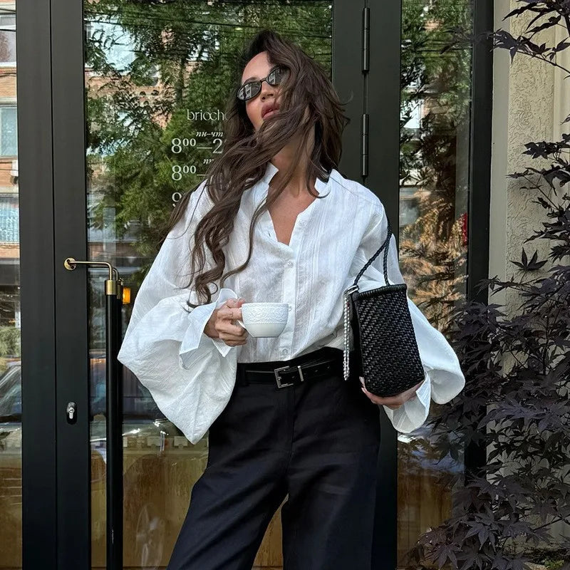 Damesblouse met opstaande kraag, wijde ballonmouwen en strikmanchetten