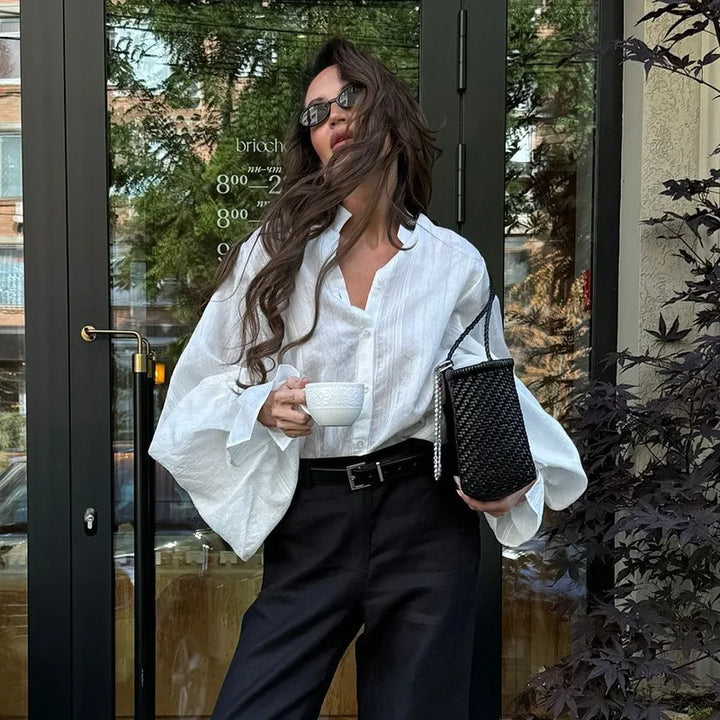 Damesblouse met opstaande kraag, wijde ballonmouwen en strikmanchetten