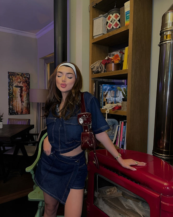 Damen Denim-Set mit Kurzarm-Jacke V-Ausschnitt Brusttaschen und Skort mit Knopfverschluss