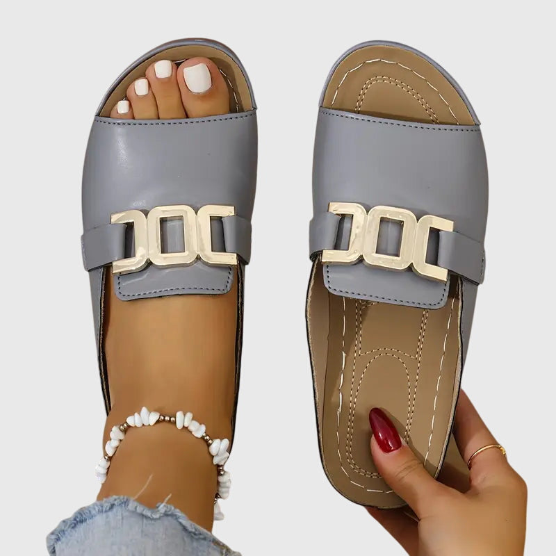 Damen Flat Mule-Sandalen mit breitem Riemen und Goldkettenornament