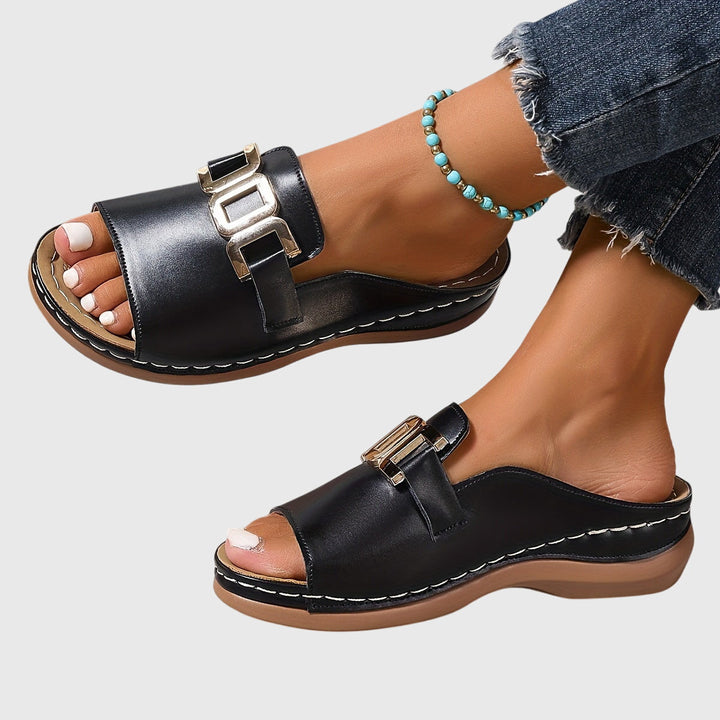 Damen Flat Mule-Sandalen mit breitem Riemen und Goldkettenornament