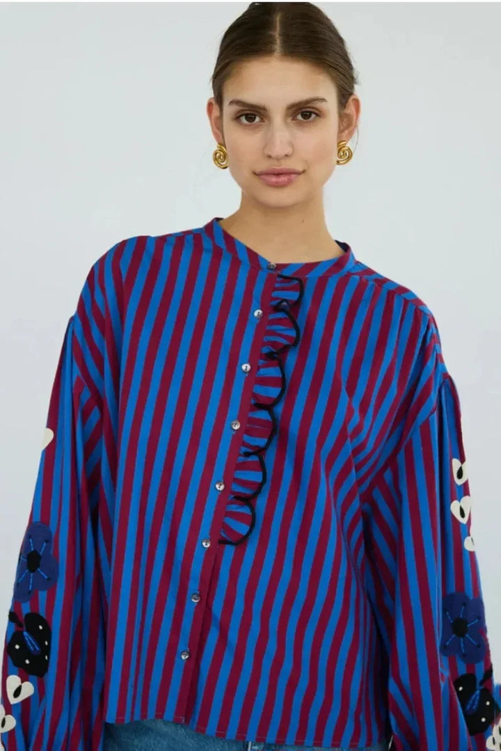 Gestreept overhemd voor dames met ronde hals, ruches, knoopsluiting en ballonmouwen