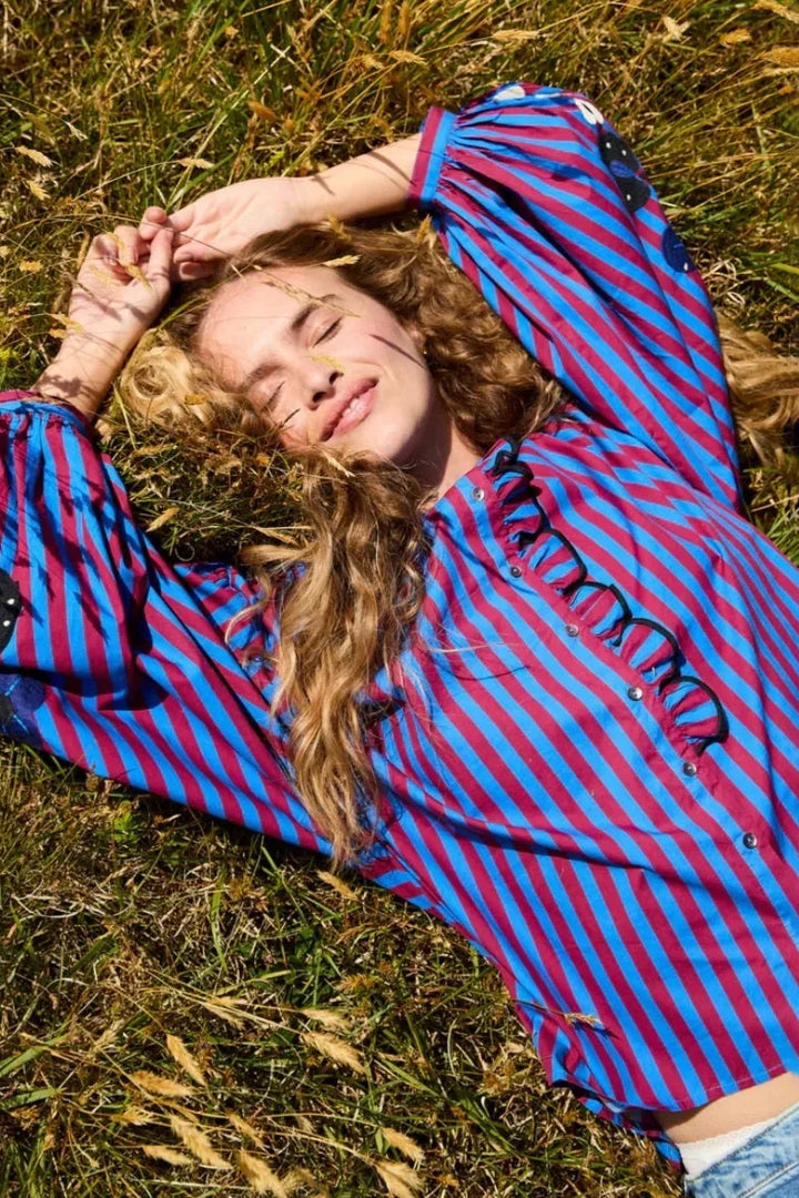 Gestreept overhemd voor dames met ronde hals, ruches, knoopsluiting en ballonmouwen