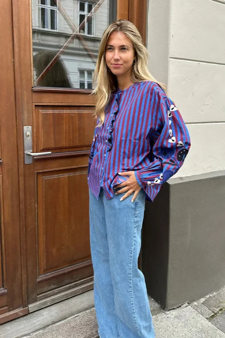 Gestreept overhemd voor dames met ronde hals, ruches, knoopsluiting en ballonmouwen