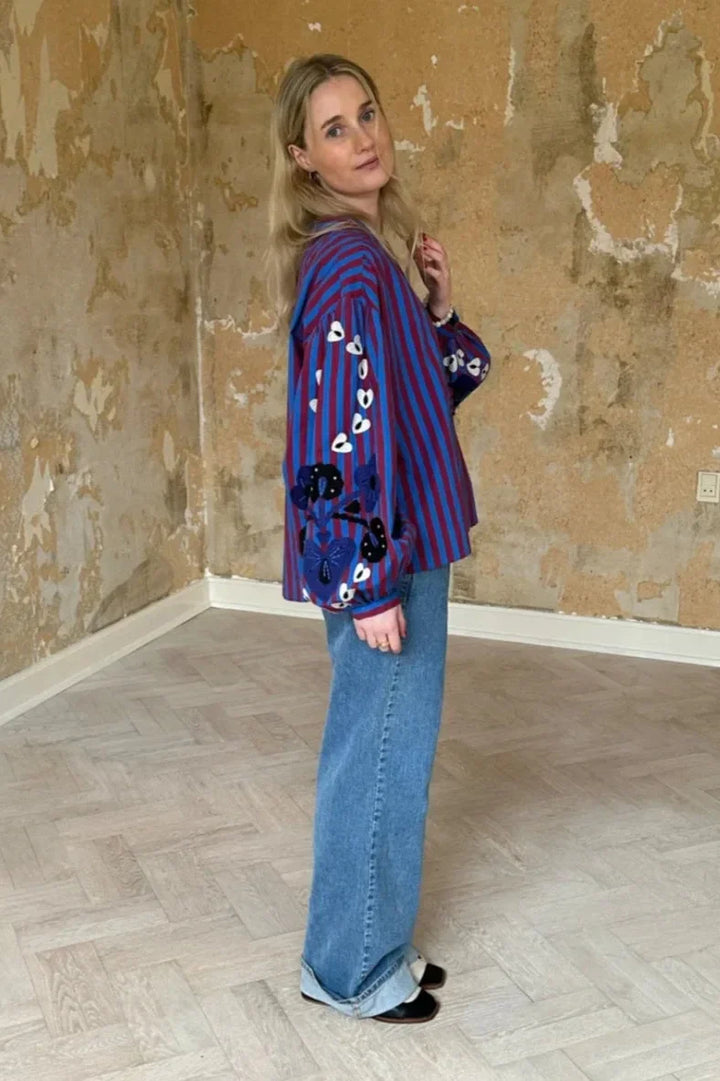 Gestreept overhemd voor dames met ronde hals, ruches, knoopsluiting en ballonmouwen