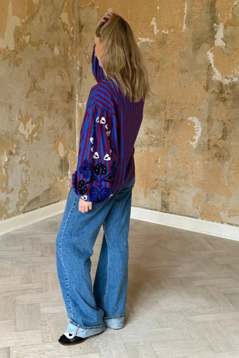 Gestreept overhemd voor dames met ronde hals, ruches, knoopsluiting en ballonmouwen