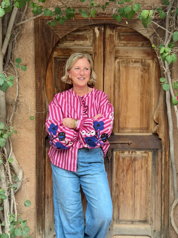 Gestreept overhemd voor dames met ronde hals, ruches, knoopsluiting en ballonmouwen