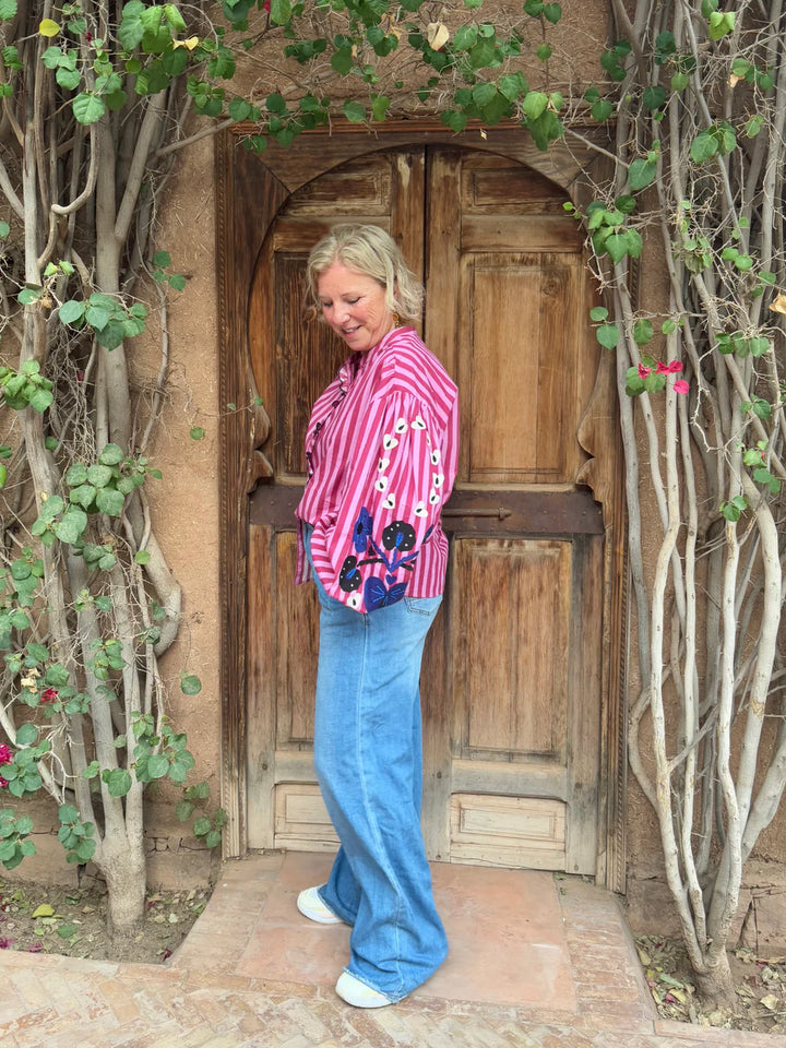 Gestreept overhemd voor dames met ronde hals, ruches, knoopsluiting en ballonmouwen