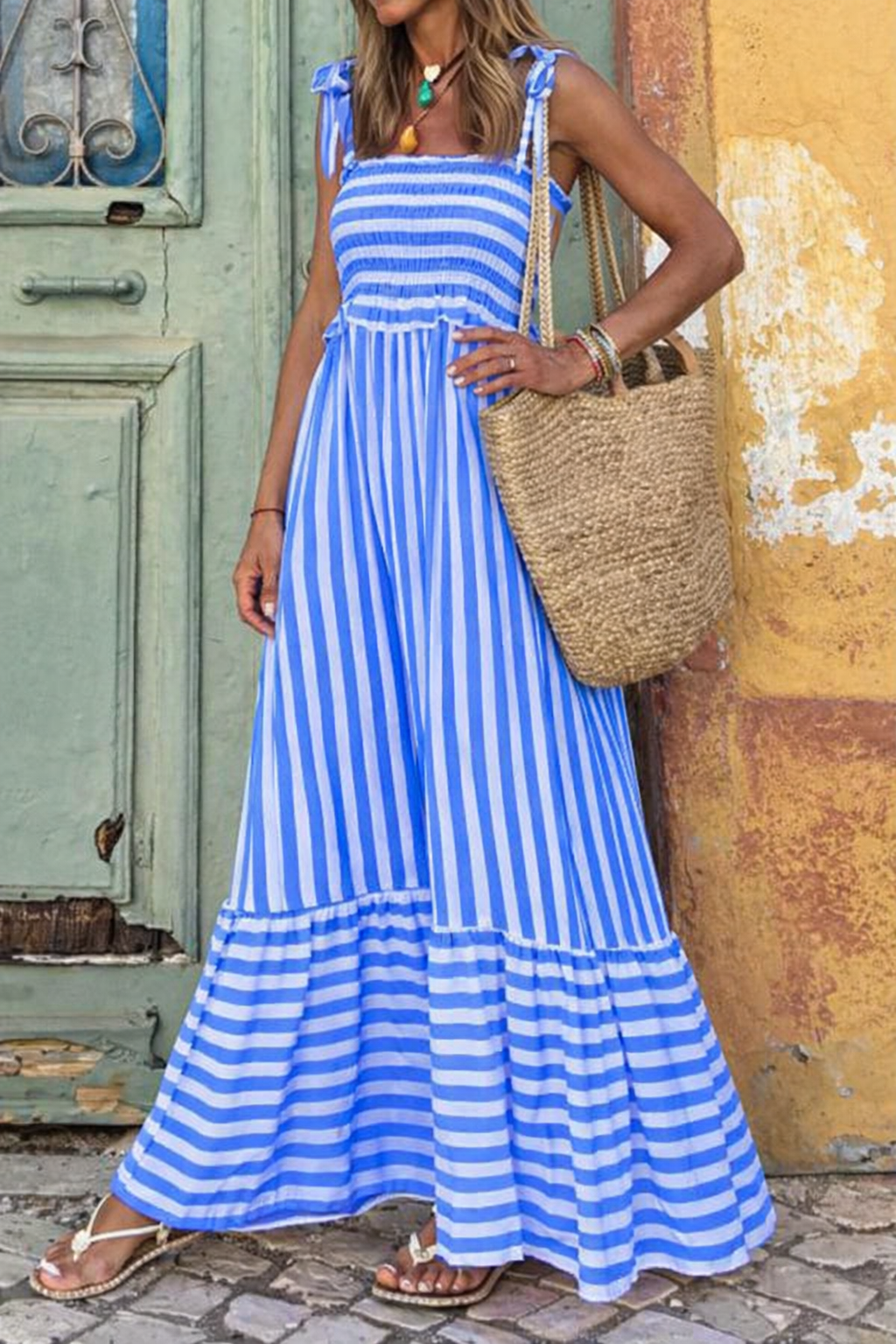 Dames gestreepte maxi-jurk met strikbandjes, gerimpeld lijfje en gelaagde rok