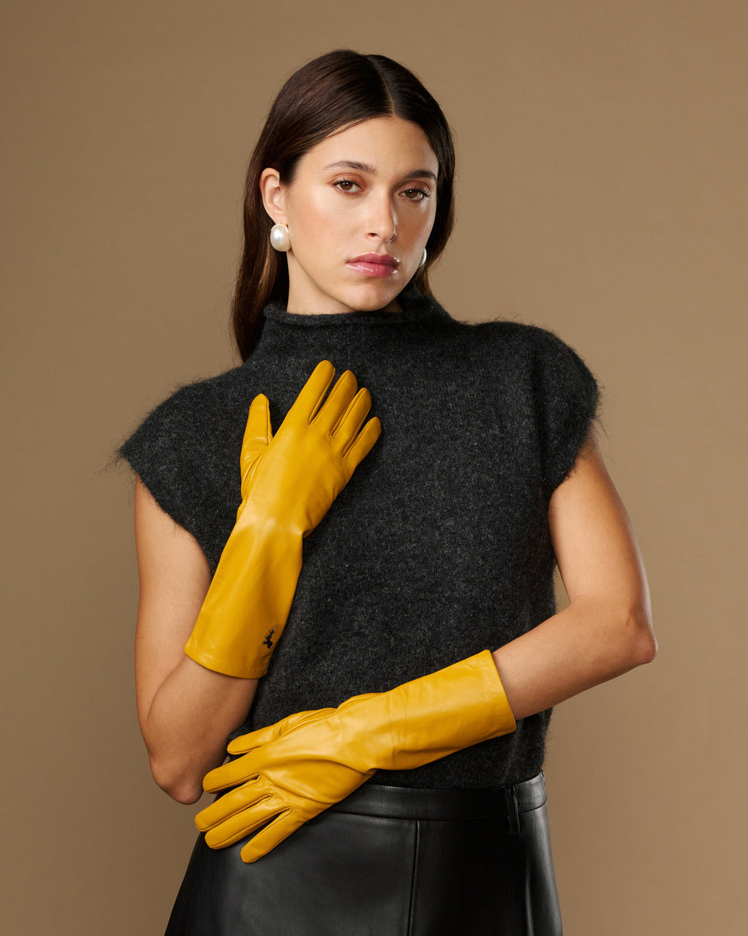 Damen Handschuhe in Unterarmlänge mit glatter Oberfläche – Senfgelb
