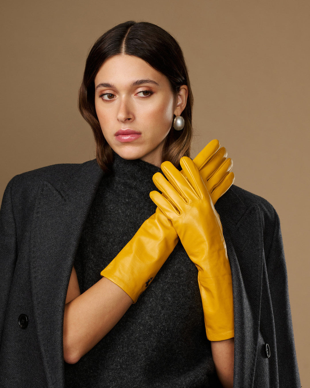 Damen Handschuhe in Unterarmlänge mit glatter Oberfläche – Senfgelb