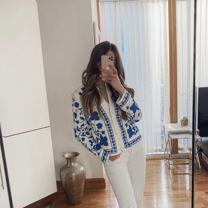 Damesblouse met blauw borduurpatroon, knoopsluiting en wijde manchetten