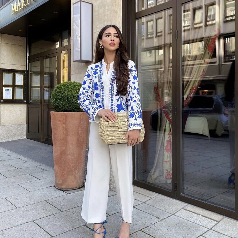 Damesblouse met blauw borduurpatroon, knoopsluiting en wijde manchetten