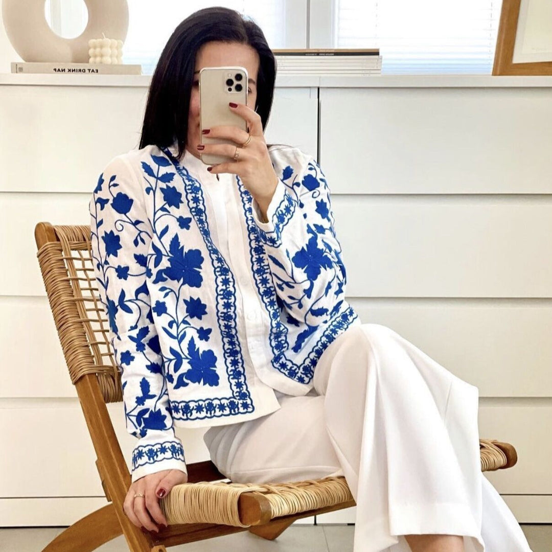 Damesblouse met blauw borduurpatroon, knoopsluiting en wijde manchetten
