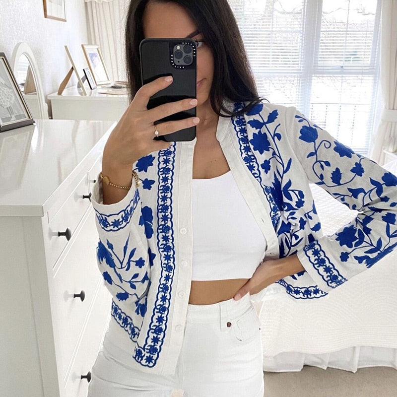 Damesblouse met blauw borduurpatroon, knoopsluiting en wijde manchetten