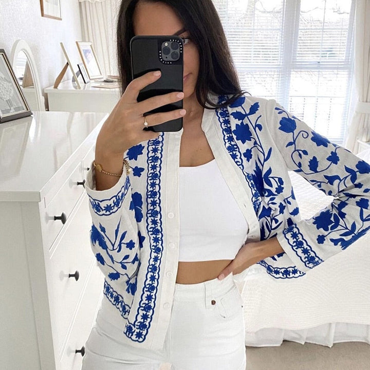 Damesblouse met blauw borduurpatroon, knoopsluiting en wijde manchetten