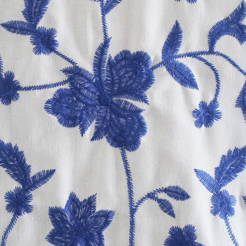 Damesblouse met blauw borduurpatroon, knoopsluiting en wijde manchetten