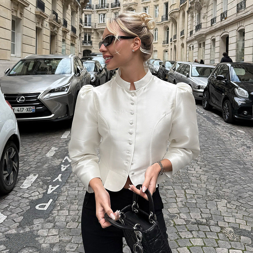 Damesblouse met staande kraag en pofmouwen, en knoopsluiting
