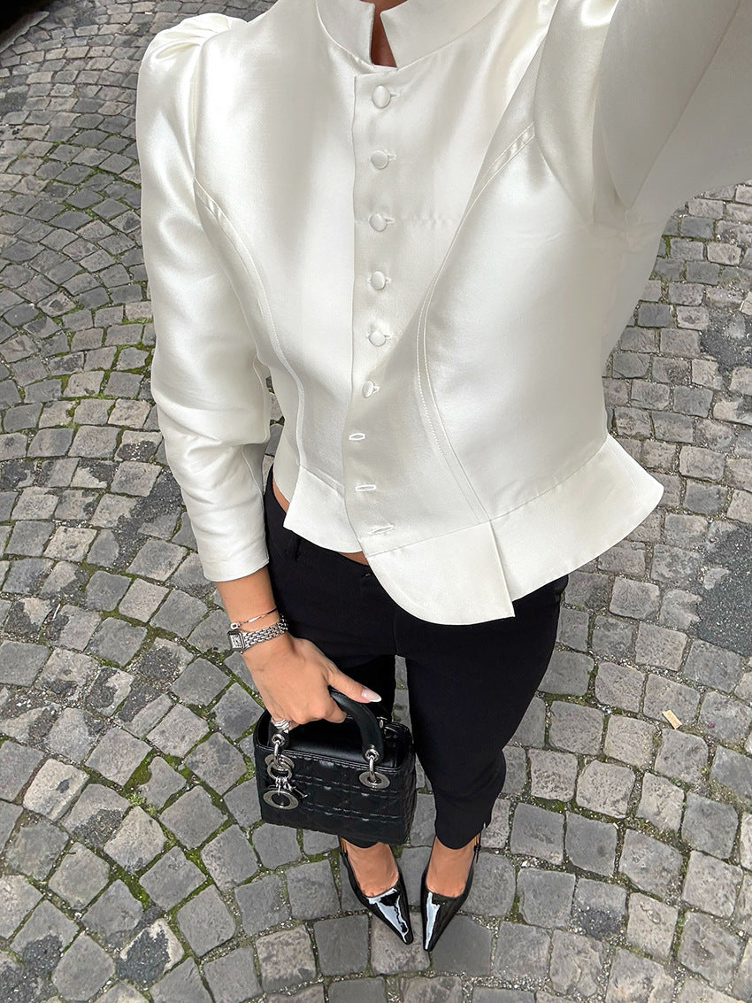 Damesblouse met staande kraag en pofmouwen, en knoopsluiting