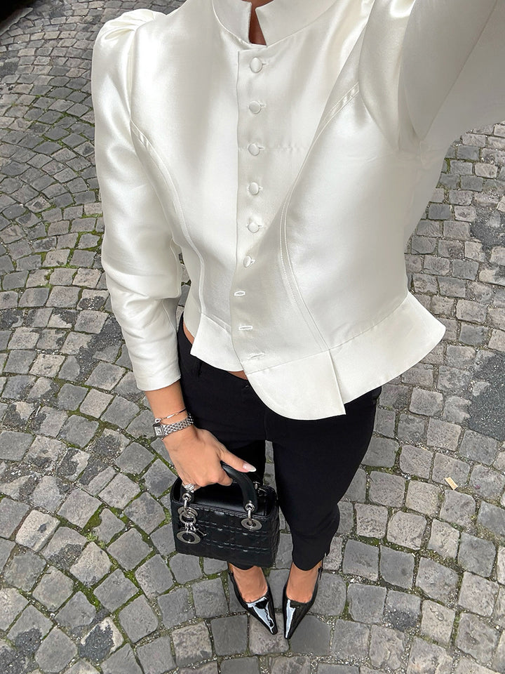 Damesblouse met staande kraag en pofmouwen, en knoopsluiting