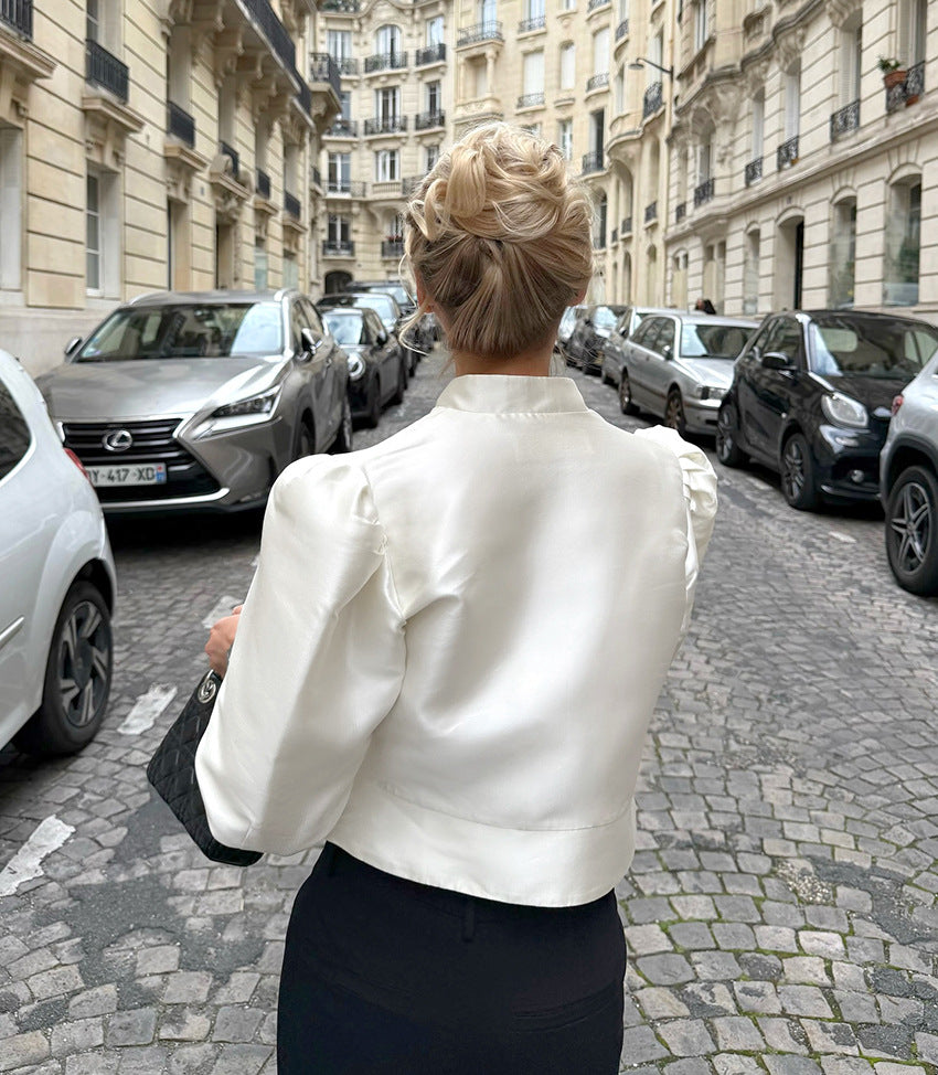 Damesblouse met staande kraag en pofmouwen, en knoopsluiting