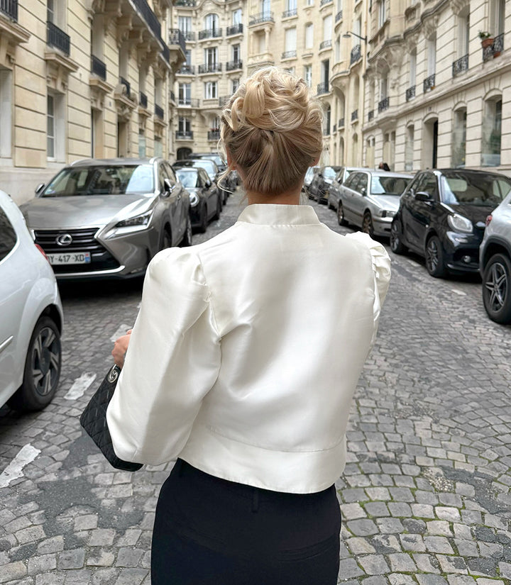 Damesblouse met staande kraag en pofmouwen, en knoopsluiting