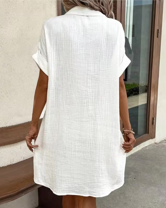 Damesoverhemdjurk met kraag, contrasterende knopen, korte mouwen en steekzakken