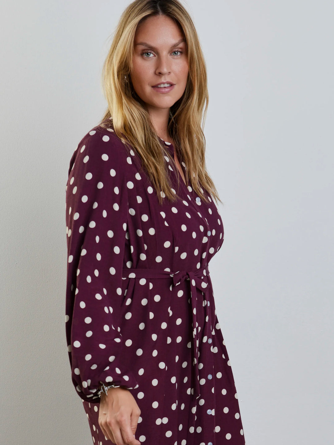 Telse Damen Hemdblusenkleid mit Punkten, Bindegürtel und Ballonärmeln