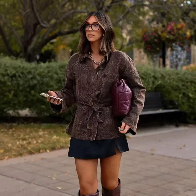 Damen Jeansjacke mit Leopardenmuster und Bindegürtel