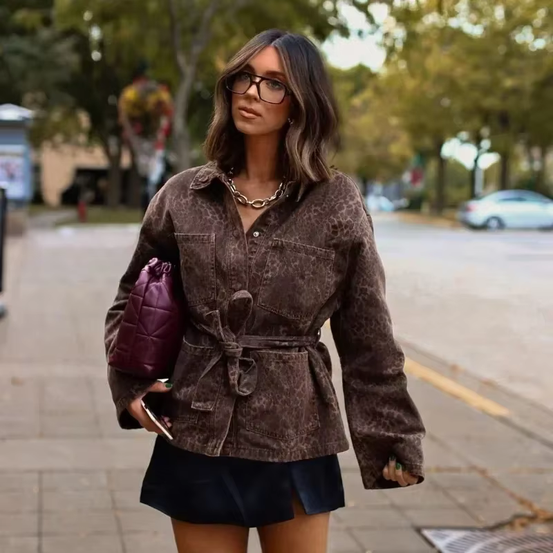 Damen Jeansjacke mit Leopardenmuster und Bindegürtel