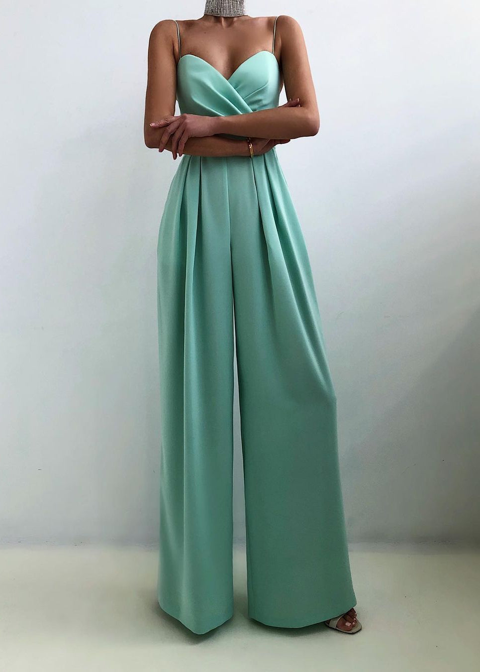 Dames jumpsuit met wikkelbovenstuk, spaghettibandjes, hartvormige halslijn en wijde pijpen