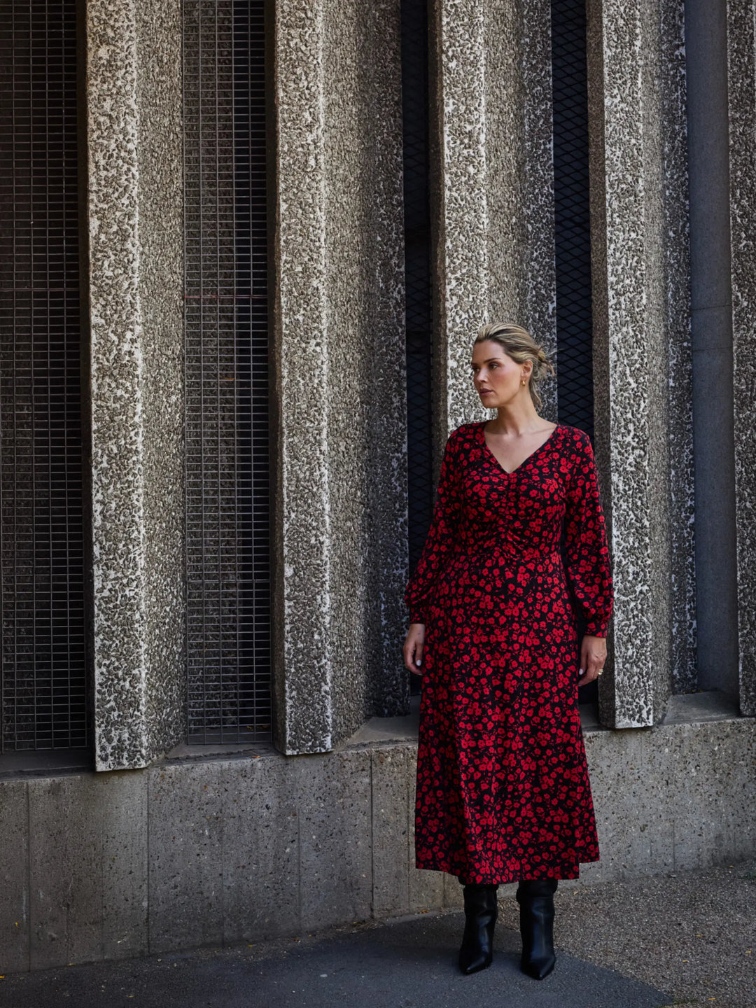 Talea Damen Kleid mit V-Ausschnitt, Raffung und Ballonärmeln