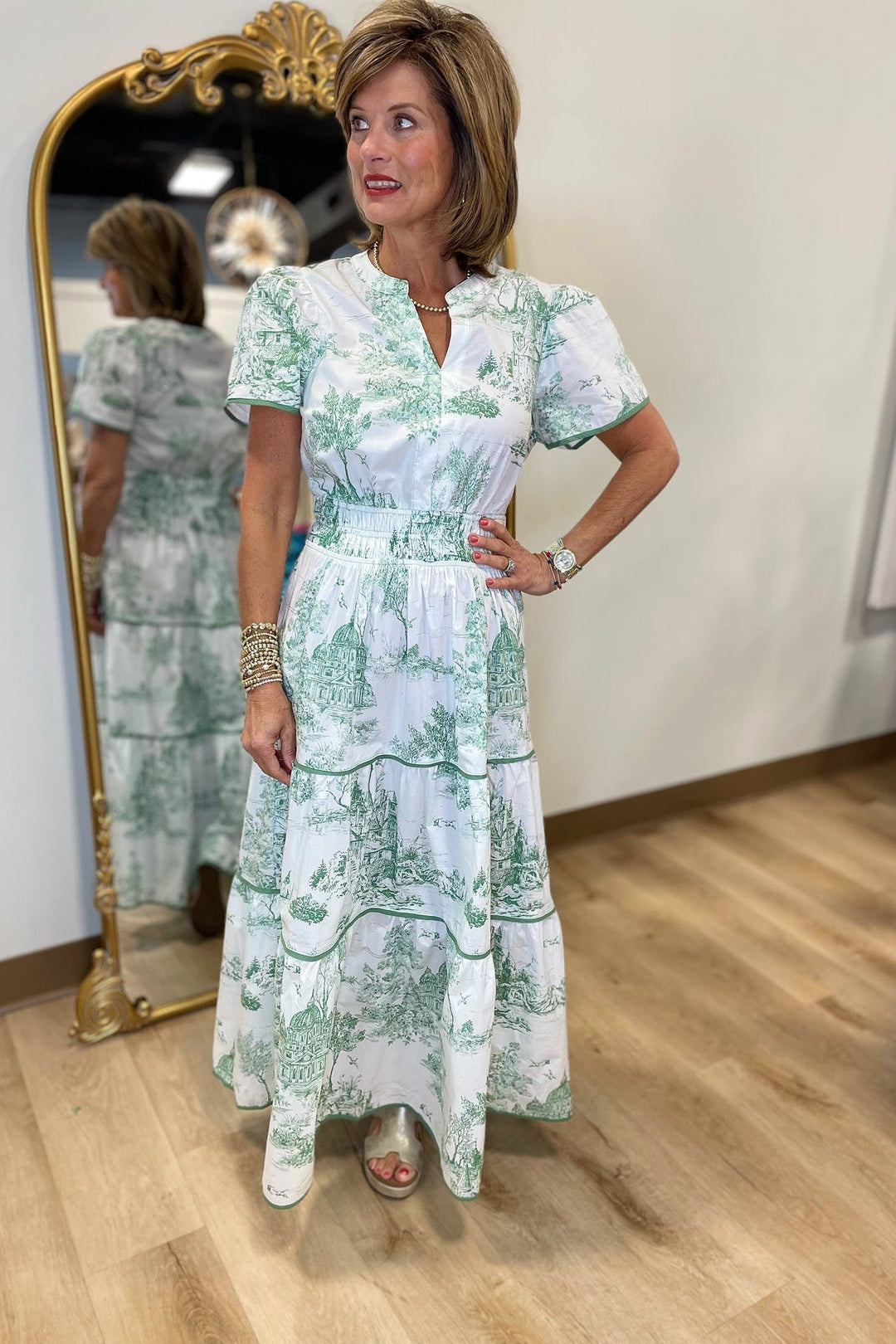 Dames maxi-jurk met korte mouwen, inkeping in de hals, geplooide taille, gelaagde rok en print