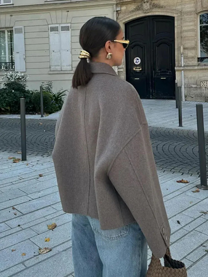 Damen Kurze Jacke mit Knopfleiste Spitzkragen und Langen Ärmeln mit Knopfdetails