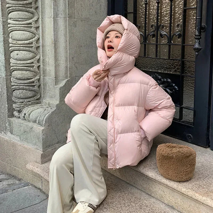 Dames korte doorgestikte jas met hoge opstaande kraag, ritssluiting aan de voorkant en doorgestikte banen