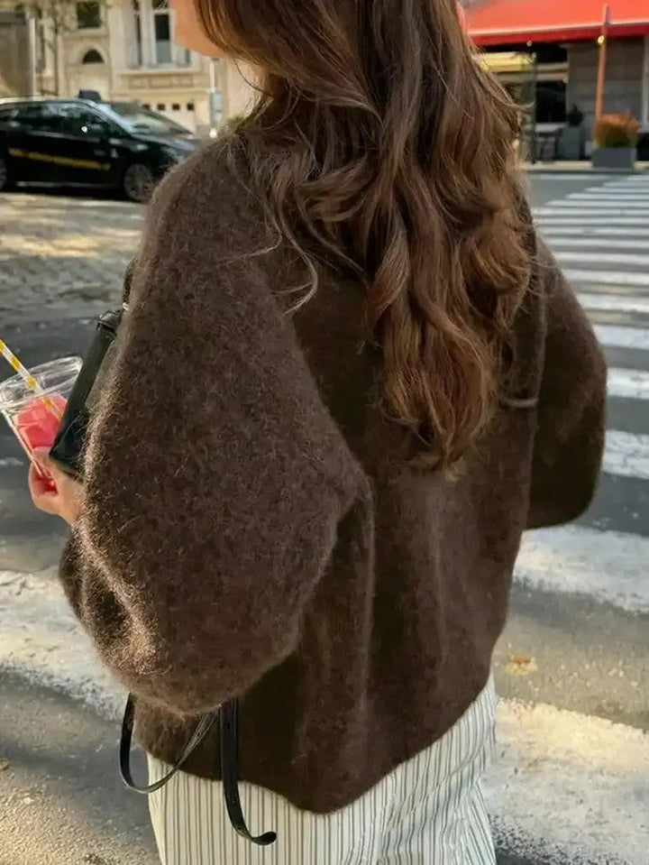 Dames kort gebreid vest met ronde hals knoopsluiting afhangende schouders en geribbelde manchetten