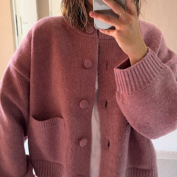 Damen Kurze Strickjacke mit Rundhalsausschnitt Knopfverschluss Zwei Taschen und Gerippten Bündchen