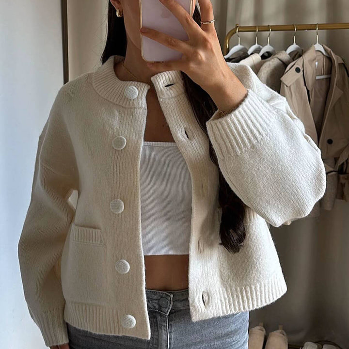 Damen Kurze Strickjacke mit Rundhalsausschnitt Knopfverschluss Zwei Taschen und Gerippten Bündchen