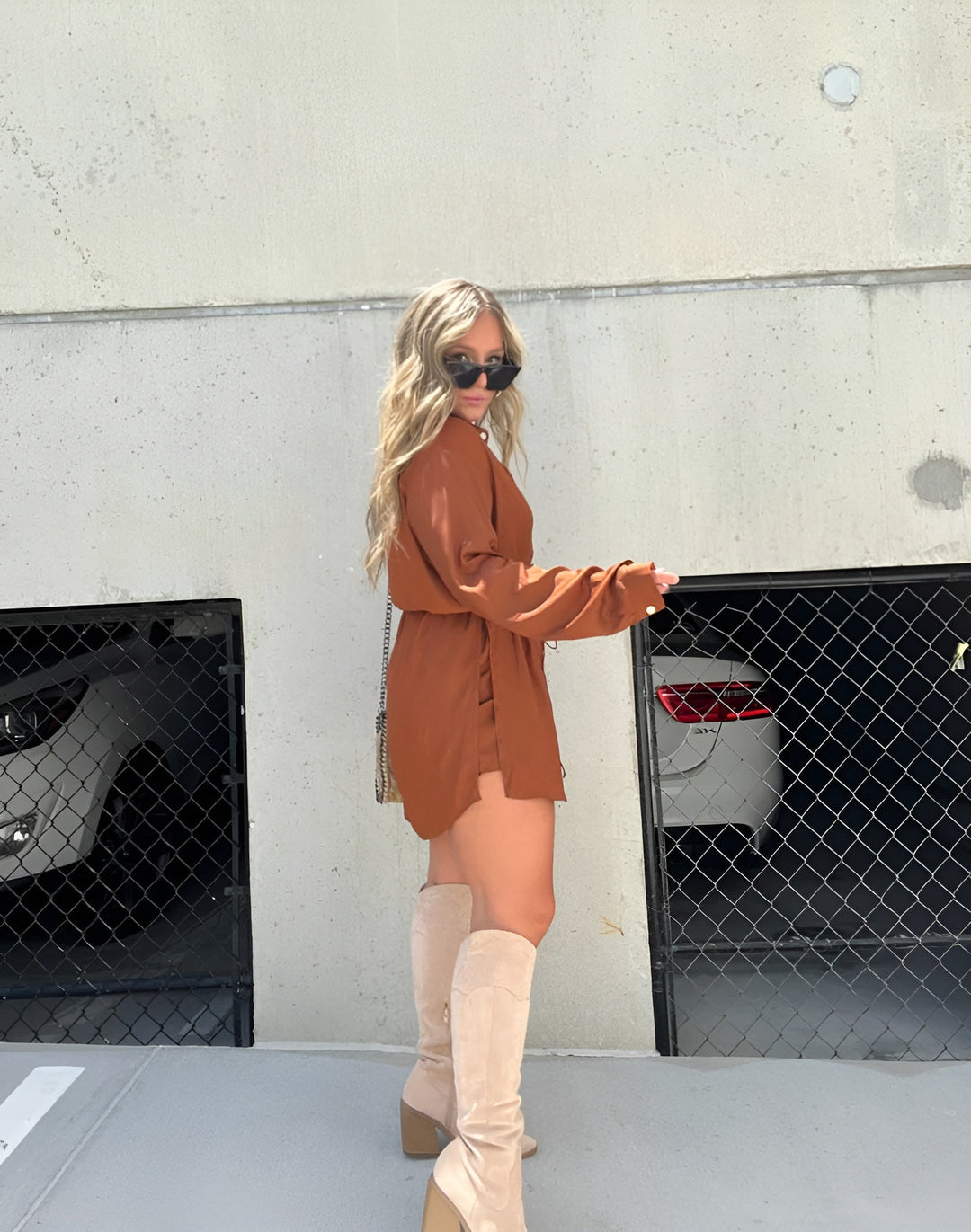 Dames korte jumpsuit met overhemdkraag knoopsluiting en trekkoord in de taille