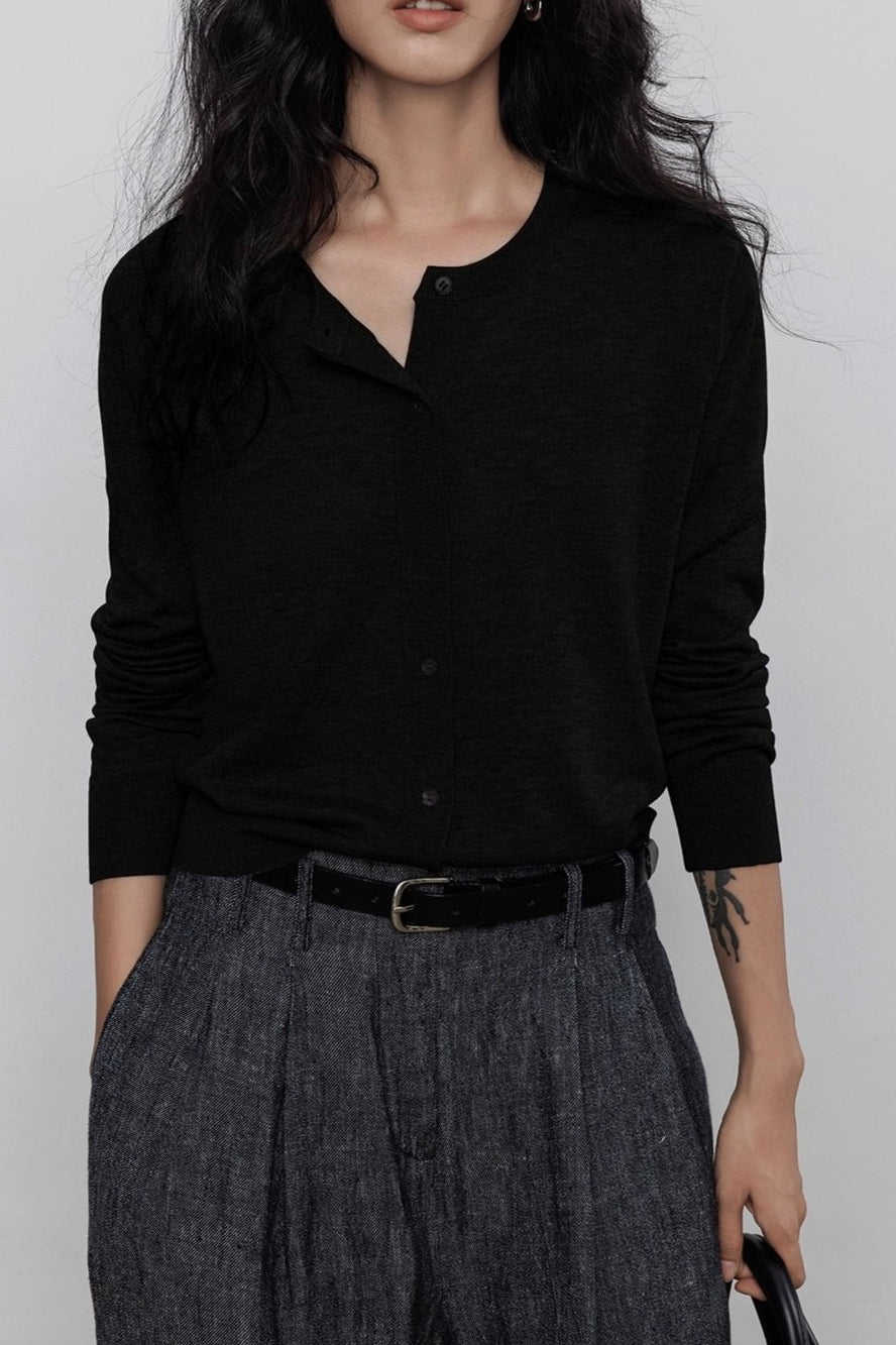 Damesvest met lange mouwen, ronde hals en doorlopende knoopsluiting